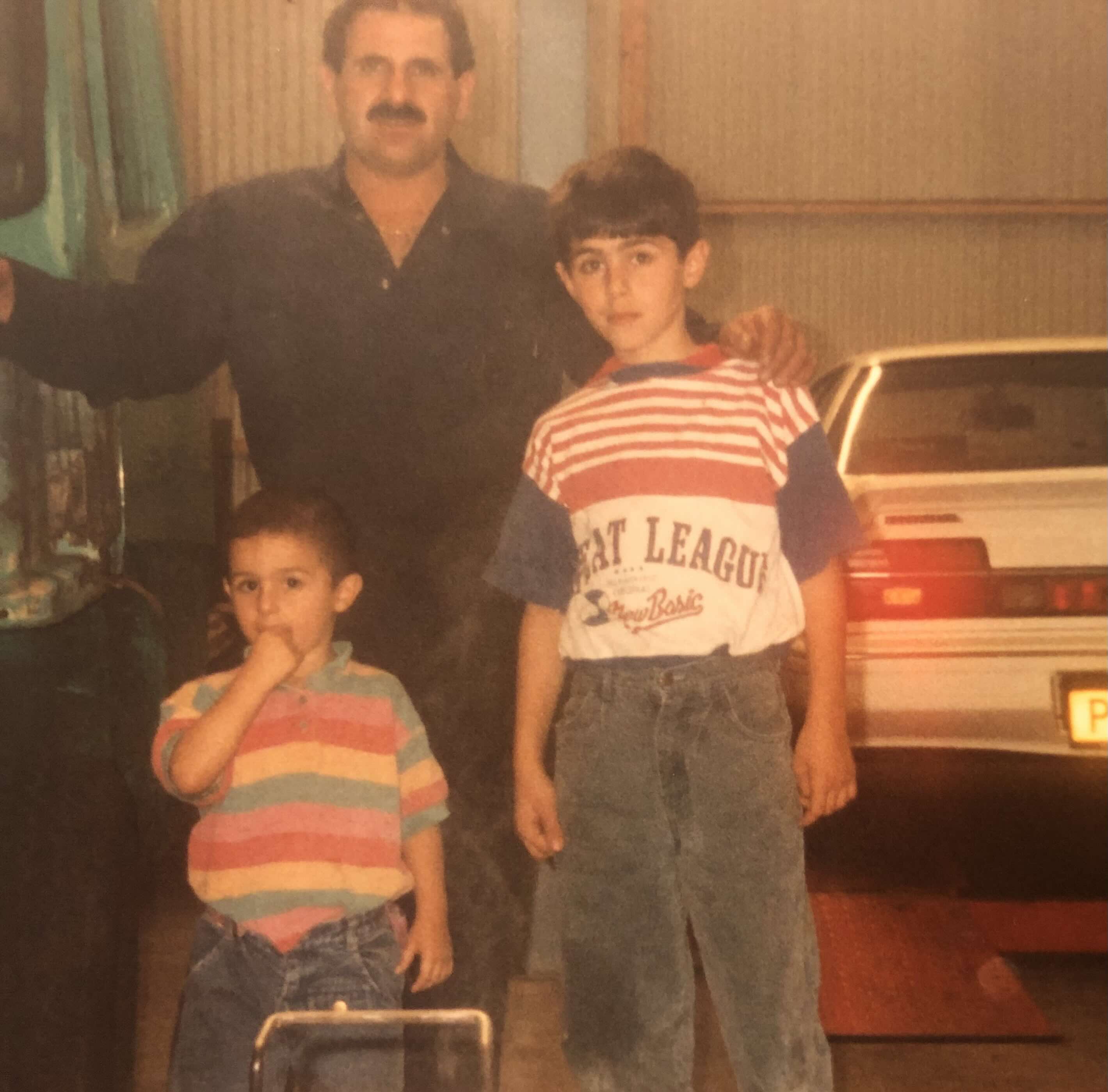 Egemen, Cemil en Rahmi in de garage